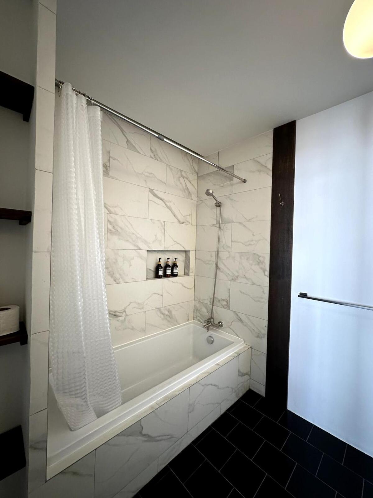 Spacious Duplex 2 Bedroom Max 6 Guests - 3 Min Walk To Bts Nana Bangkok